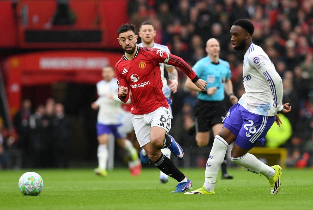 Tắc bóng là gì? Hiểu đúng kỹ thuật và vai trò trong bóng đá hiện đại