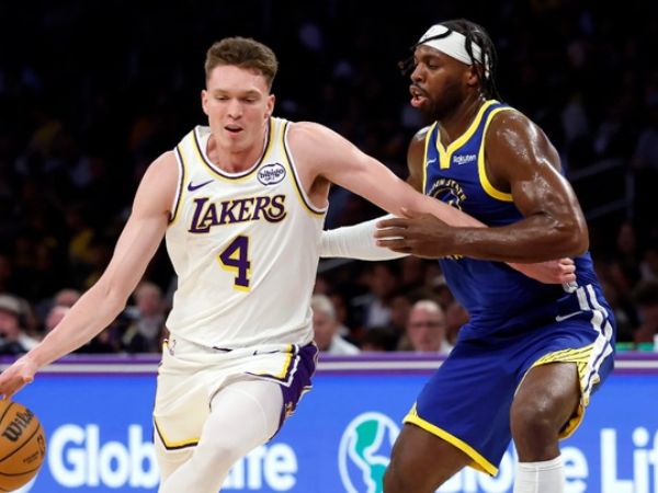 LeBron tỏa sáng khi định đoạt trận đấu ở phút cuối