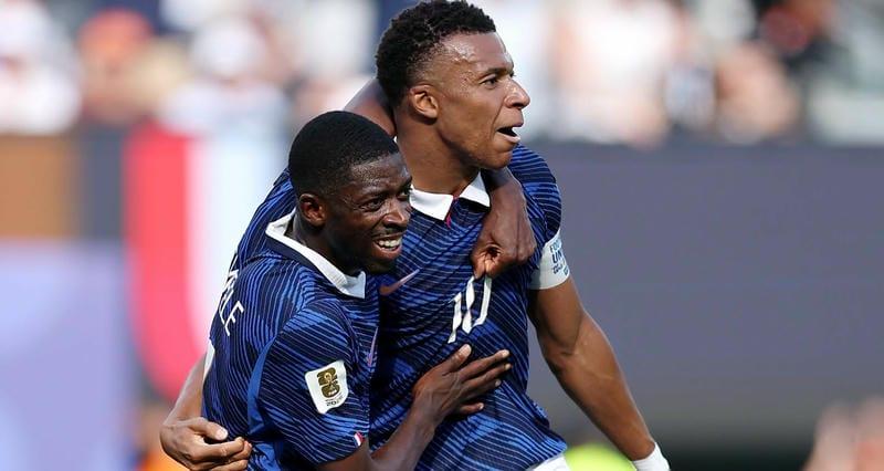 Mbappe tặng áo đấu cho fan nhí sau chiến thắng trước Thụy Điển - 2