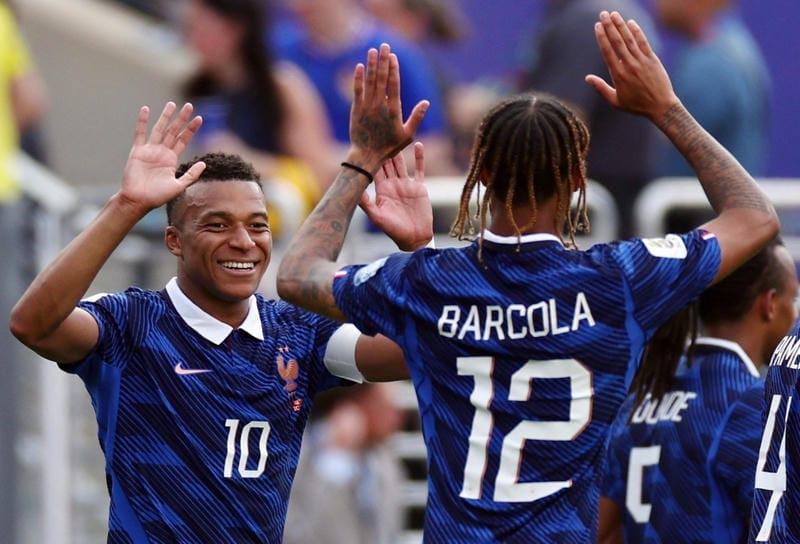 Mbappe tặng áo đấu cho fan nhí sau chiến thắng trước Thụy Điển - 3
