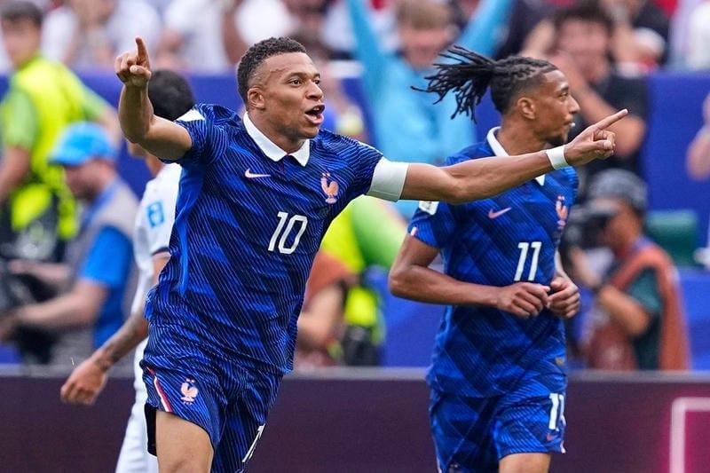 Mbappe tặng áo đấu cho fan nhí sau chiến thắng trước Thụy Điển